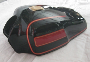 TANKKI GSX750T 19L MUSTA